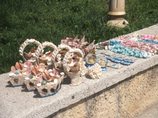 Turistul care se plimbă pe faleză, întâmpinat cu scoici la 2 lei bucata şi chinezării